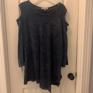 Jess & Jane 3/4 sleeve cold shoulder black acid wash. Size 1x. Worn once!